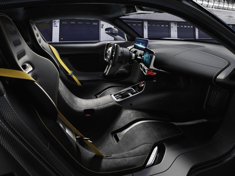Интерьер Mercedes-AMG Project ONE 2017 года  (фото 6 из 28)